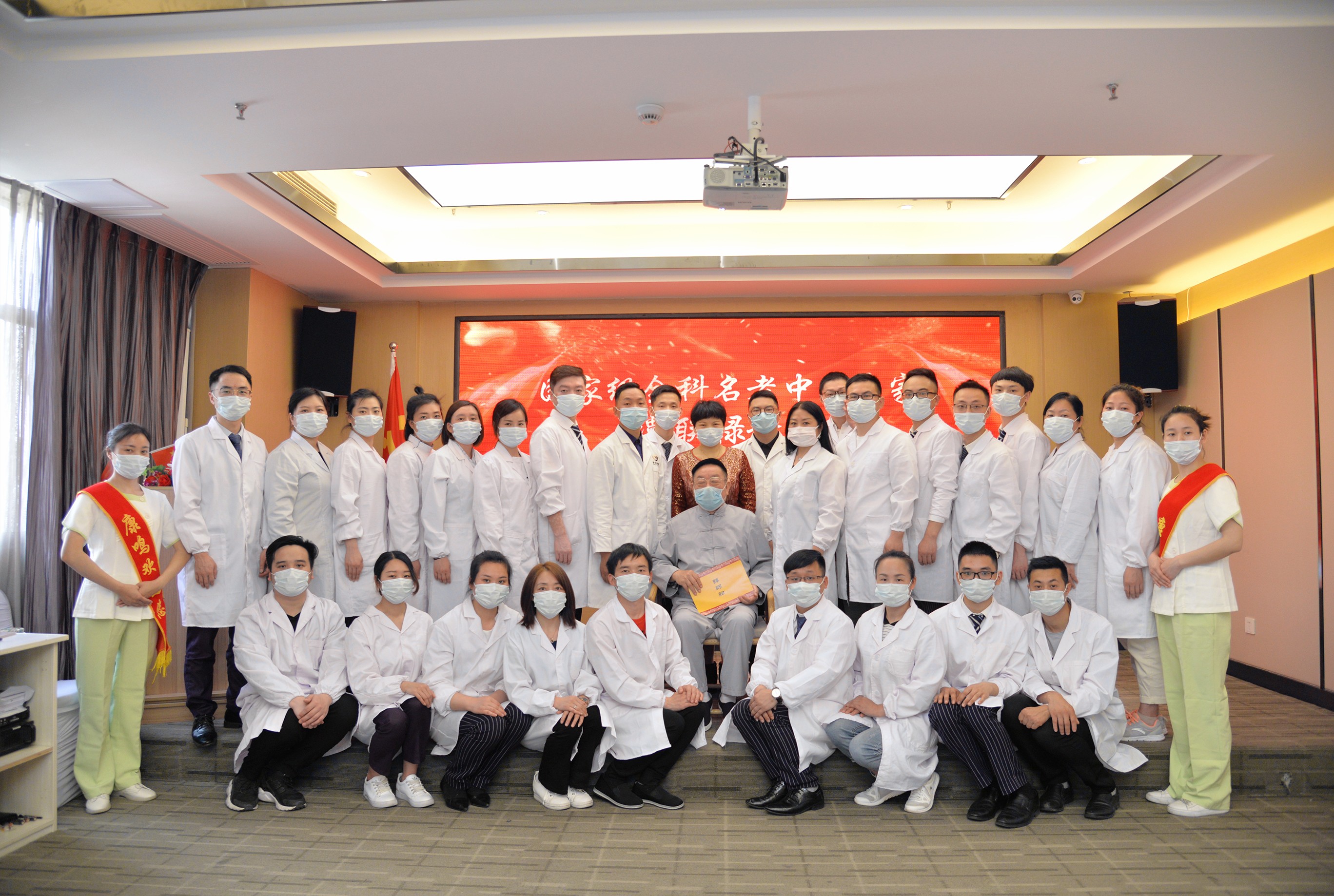 弘扬中医 传承发展  中医师承拜师仪式在豪爵隆重举行