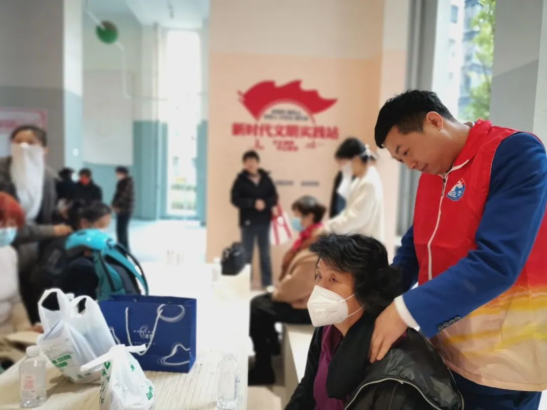 豪爵足道学雷锋,孝老服务暖人心! 豪爵足道学雷锋,孝老服务暖人心!