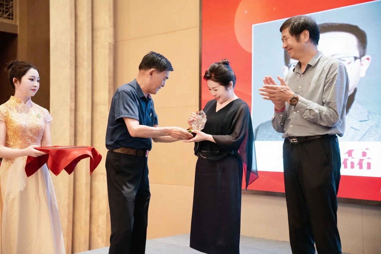 热烈祝贺豪爵康养集团董事长李德兰女士当选武汉沐浴足浴行业协会会长